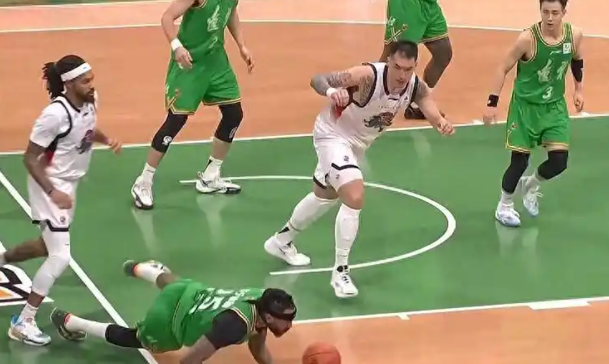 加拿大28预测-末节封神！高诗岩12分定乾坤，山东胜辽宁迎两连胜，主场静候广厦